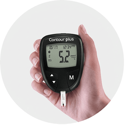 手持 CONTOUR®PLUS 血糖仪，显示血糖读数 5.2 mmol/L
